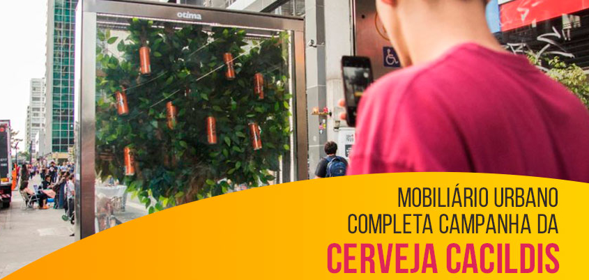 Mobiliário urbano completa campanha da cerveja Cacildis