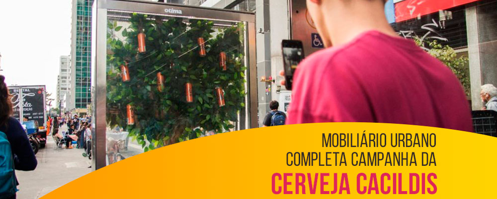 Mobiliário urbano completa campanha da cerveja Cacildis