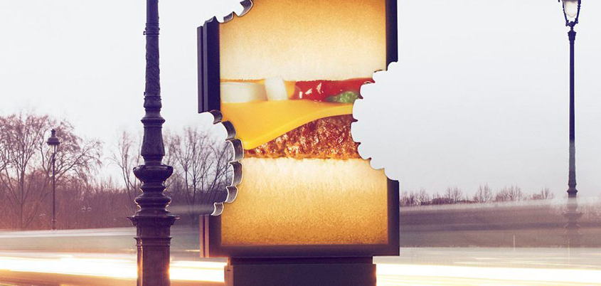 Telas DOOH simulam mordidas em produtos do McDonald’s