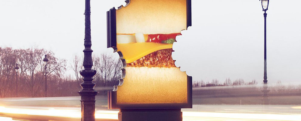 Telas DOOH simulam mordidas em produtos do McDonald’s