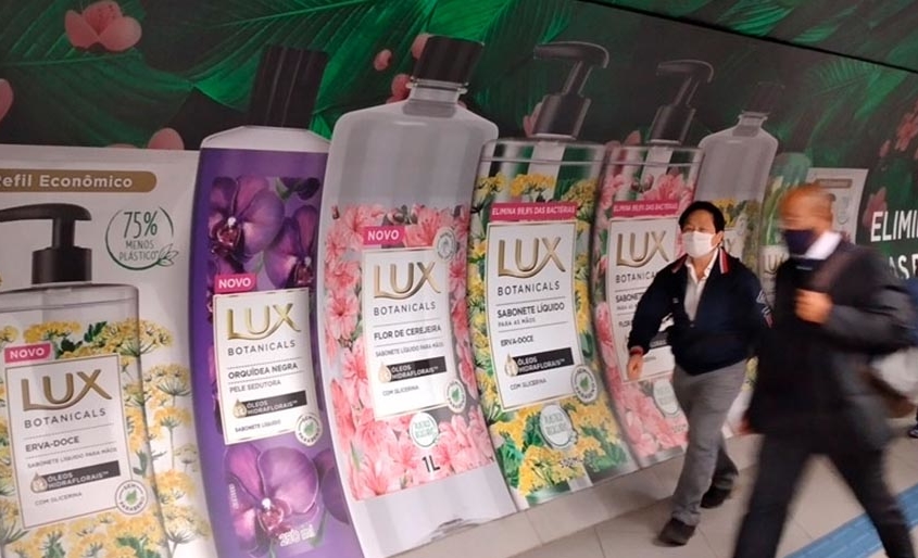 Campanha transforma corredor do Metrô em point de fragrâncias