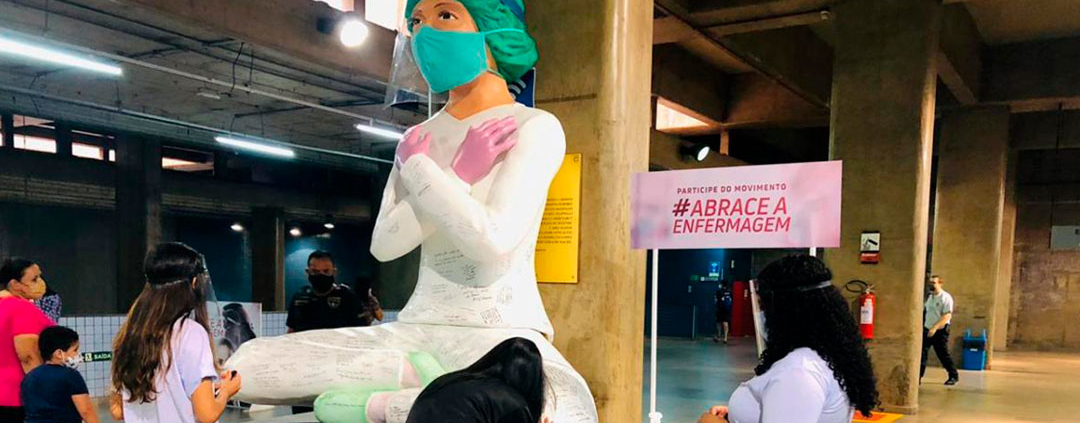 Boneca gigante no metrô pede apoio à enfermagem