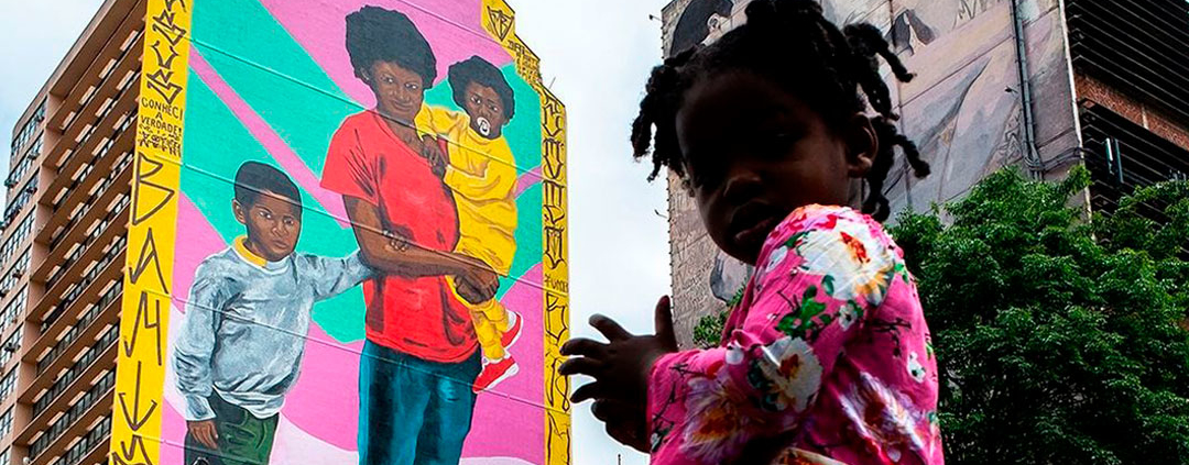 Pintura em empena exalta maternidade negra