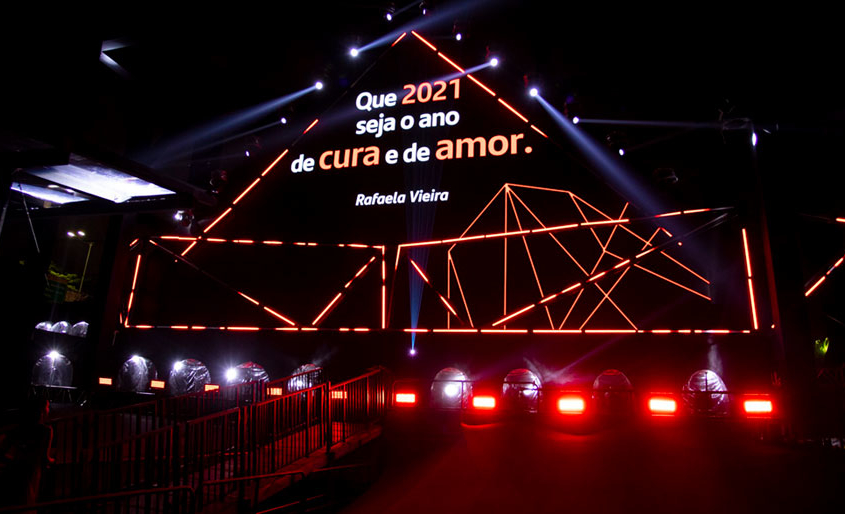 LED e estrutura do Santander exibem mensagens de superação em SP