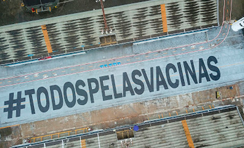 "Todos pelas vacinas": Sambódromo recebe mensagem gigante no Carnaval