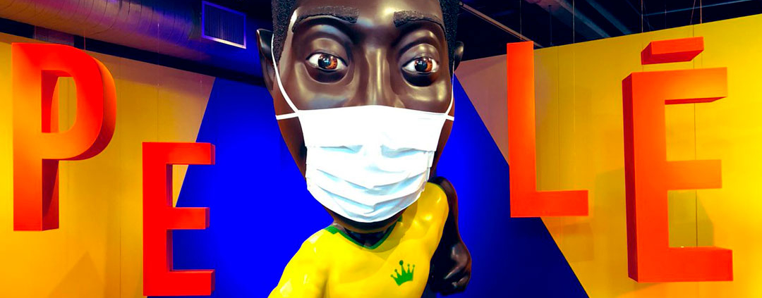 Em exposição, estátua do Pelé ganha máscara
