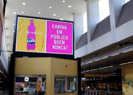 Campanha da Fanta explora circuitos DOOH na cidade