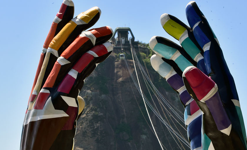 Esculturas com mãos gigantes espalham positividade no RJ