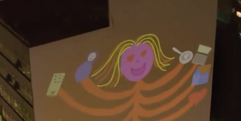 Em SP, projeções OOH exibem desenhos de crianças para suas mães