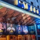 Telas OOH em fachadas de cinemas divulgam pequenos negócios