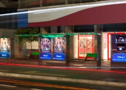 Holograma cria imagem 3D do tesseract em abrigo de ônibus