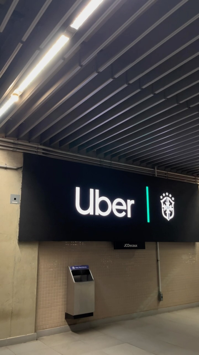 Informação em tempo real é show de bola!

Durante os dias de jogo da seleção brasileira, a @uber_br #chegajunto e mantém a torcida informada pelas ruas, através da campanha "hora exclusiva".

Fique de olho nas telas de digital out of home em relógios de rua, mobiliário urbano, mídia em metrô e outros formatos para curtir cada detalhe dos jogos com a gente!

#Acessooh #OOHDeVerdade #AHomeDoOutOfHome #CopaDoMundo2026