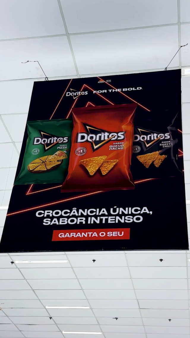 Um projeto de alta performance – dentro e fora das pistas! Conheça nosso case de sucesso Doritos Pole Position, criado para celebrar a potência de @doritosbrasil como parceiro oficial da Fórmula 1™.
 
Foram 18 redes de varejo ativadas, totalizando mais de 600 lojas em 16 estados. No total, mais de 530 milhões de pessoas foram impactadas com a mensagem central que guia a comunicação da marca: crocância única, sabor intenso.
 
A campanha reuniu inovação em PDV, presença massiva e experiências que aproximaram ainda mais o público da atmosfera da Fórmula 1™. Além das ativações de varejo, a ação contou com 2 projetos especiais que ampliaram o alcance e reforçaram o posicionamento de Doritos como uma das marcas mais ousadas e reconhecidas do mercado.
 
Confira outras iniciativas inspiradoras em nosso site: https://acessooh.com.br/cases-de-sucesso/ e conte com nossa equipe para levar sua marca para as ruas!
 
#Acessooh #OOHDeVerdade #AHomeDoOutOfHome