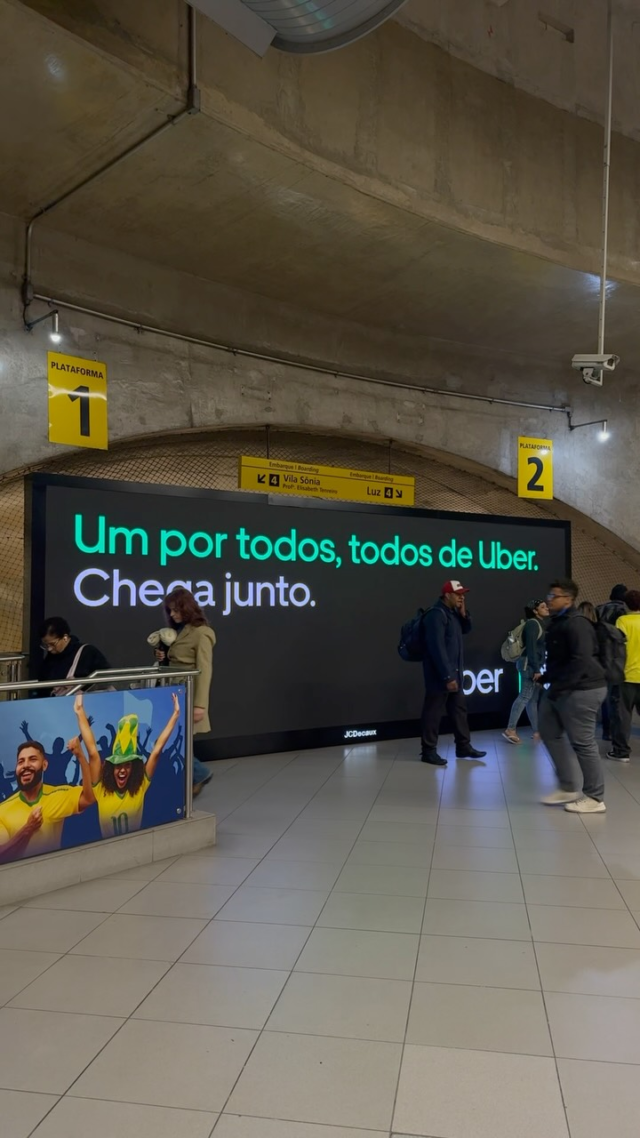 A @uber_br segue torcendo com você neste momento decisivo para a seleção brasileira! Seja na volta pra casa, no caminho pro bar ou pra aquele churrasco com os amigos, as telas OOH levam as novidades da partida em tempo real para as ruas de várias metrópoles brasileiras. 

No vídeo de hoje, você acompanha mais um pouco desses momentos memoráveis durante a Copa.
#ChegaJunto e vem torcer com a gente!

#Acessooh #OOHDeVerdade #AHomeDoOutOfHome #CopaDoMundo2026