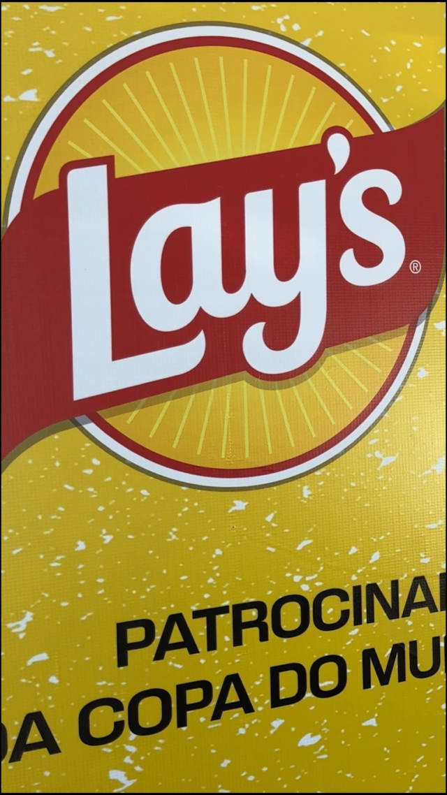 Uma campanha com os sabores da Copa do Mundo FIFA 2026! Hoje a gente apresenta um resumo das ativações que criamos para a @laysnobrasil, patrocinadora da Copa, durante os últimos meses. Com foco em retail media, os resultados foram expressivos: 
 
18 estados ativados
15 redes de varejo ativadas
+ 350 lojas positivadas
+ 201 milhões de impactos.
 
Quer se conectar aos clientes de um jeito memorável durante grandes eventos? Conte com a gente! 
 
#Acessooh #OOHDeVerdade #AHomeDoOutOfHome #AHomeDoRetailMedia