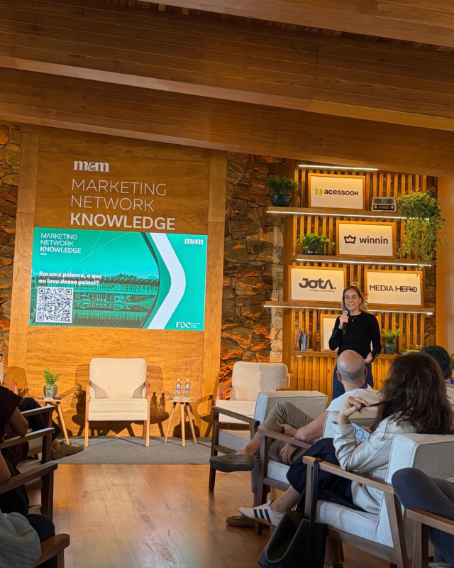 A Acessooh marcou presença no Marketing Network Knowledge!

Idealizado pelo @meioemensagem, o MNK é um dos encontros mais estratégicos do mercado, reunindo grandes líderes do marketing brasileiro para debater os rumos e as transformações do setor.

Hoje foi dia da @daniella.zurita subir ao palco para contar a nossa história, compartilhar nossa visão de inteligência de dados e apresentar como nossos cases vêm gerando resultados reais de vendas no ponto de venda.

Estar ao lado dos principais nomes da indústria reforça nosso posicionamento e o compromisso de continuar evoluindo o mercado de mídia e varejo.

#Acessooh #MNK #MarketingNetworkKnowledge #MeioEMensagem #RetailMedia #OOH #LiderancaDeMarketing