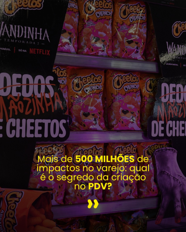 No corredor do supermercado, a atenção do consumidor dura poucos segundos. Replicar a mesma arte do feed ou da TV na tela do ponto de venda simplesmente não atrai o olhar do shopper.

A criação no Retail Media In Store precisa entender a rotina de quem está com o carrinho na mão. É a leitura do ambiente, da altura da gôndola e do momento do consumo que define se uma peça vai passar despercebida ou se vai gerar uma parada no corredor.

Quando o contexto da loja guia a ideia, o ponto de venda deixa de ser só um canal de exposição e passa a ser um espaço de entretenimento e conversão imediata.

Arraste para o lado para conferir os insights do nosso Head de Criação, @rmegda, e os números das ativações de Cheetos no varejo. 

#Acessooh #RetailMedia #InStore #Cheetos #PepsiCo #CriatividadeNoPDV #PontoDeVenda #DesignEstrategico